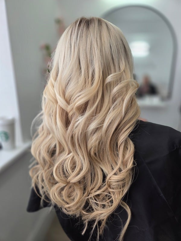 Long, full waves after a hair extension fitting